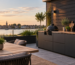 Moderne buitenkeuken op een stijlvol terras bij zonsondergang